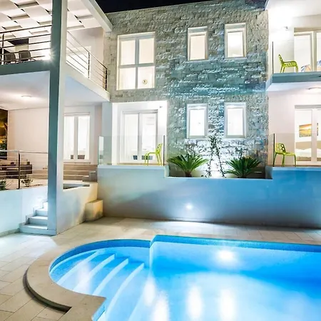 In With Swimming Pool Villa Bol