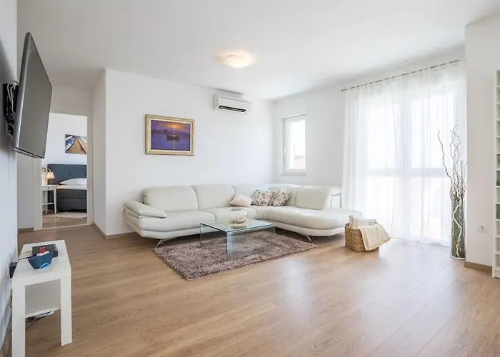 Villa In With Swimming Pool Bol