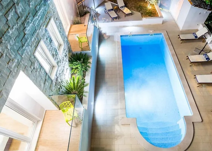 In With Swimming Pool Villa *