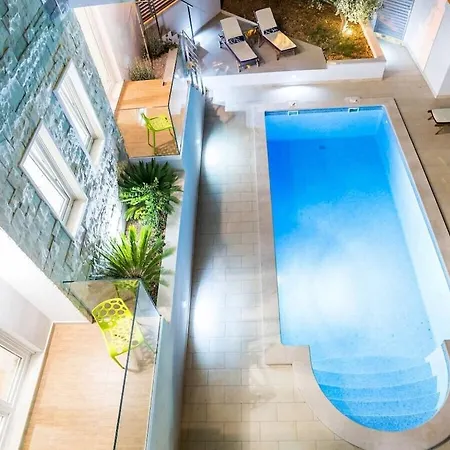 In With Swimming Pool Βίλα *